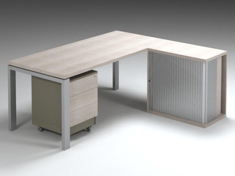 Managerial desk with mobile pedestal